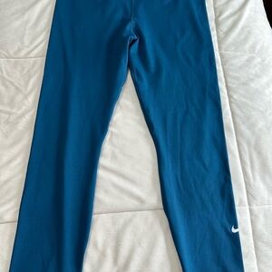 New with tags women’s teal Nike crop leggings size medium
